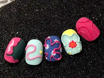夏日多巴胺🏝️🧊  🩷彩色系美甲💅🏻 释放自己的个性🍬